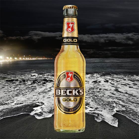 Eine Flasche BECK'S Gold an einem Strand