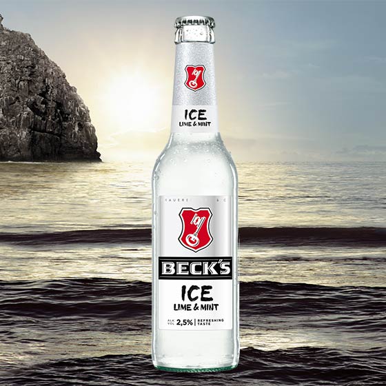 Eine Flasche BECK'S Ice am Strand